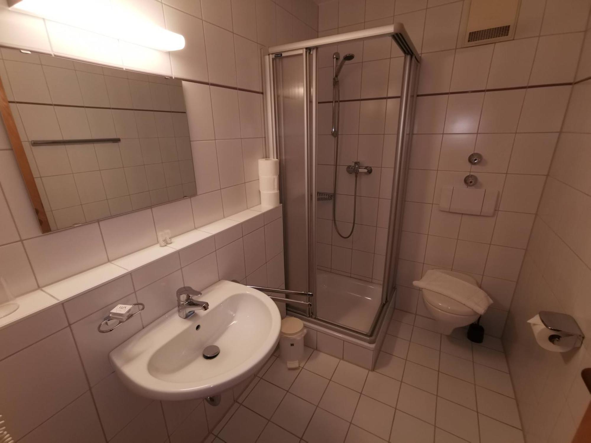 A8 Hotel Im Darchinger Hof Bed & Breakfast - Zwischen Holzkirchen Und Weyarn - Zwischen Muenchen Salzburg Und Innsbruck - Kurz Vor Dem Irschenberg Rum bild