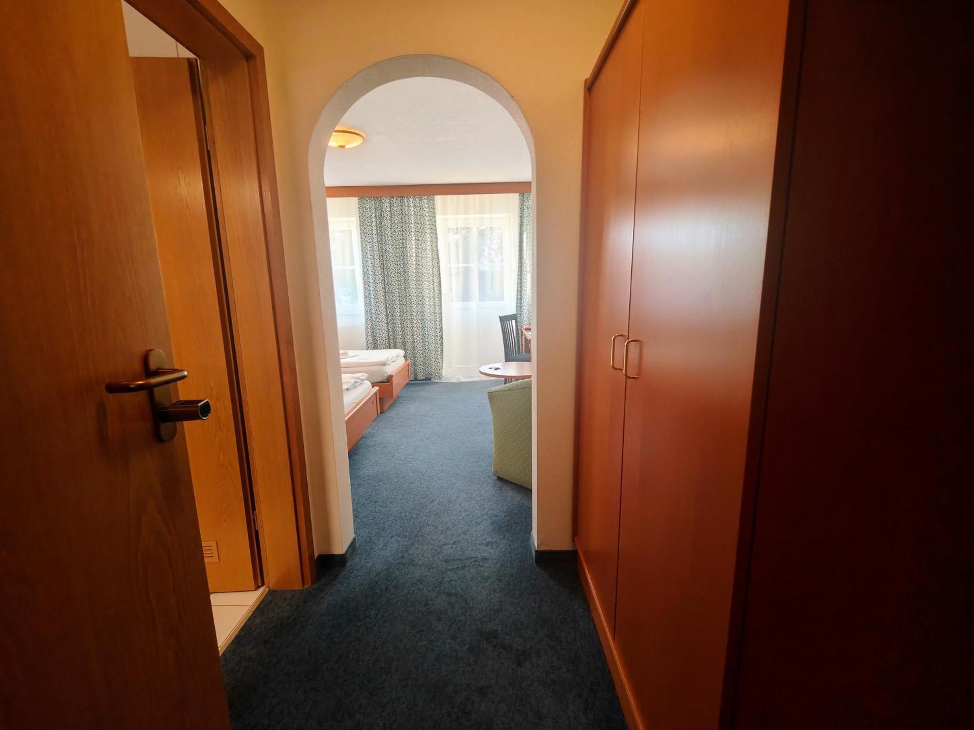 A8 Hotel Im Darchinger Hof Bed & Breakfast - Zwischen Holzkirchen Und Weyarn - Zwischen Muenchen Salzburg Und Innsbruck - Kurz Vor Dem Irschenberg Rum bild