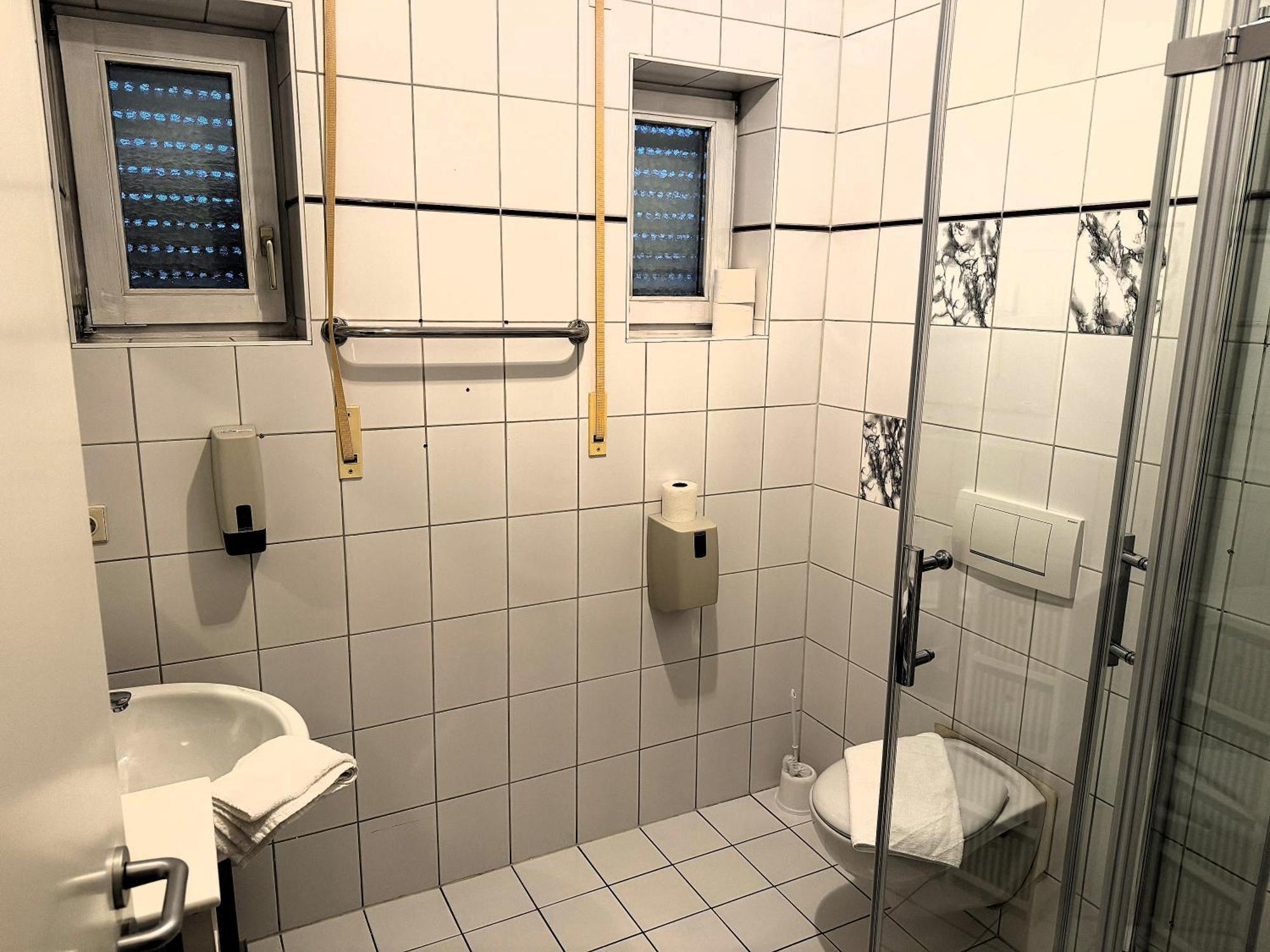 A8 Hotel Im Darchinger Hof Bed & Breakfast - Zwischen Holzkirchen Und Weyarn - Zwischen Muenchen Salzburg Und Innsbruck - Kurz Vor Dem Irschenberg Rum bild